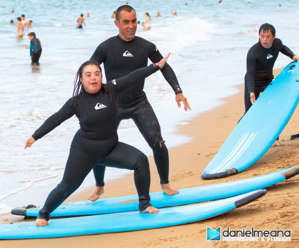 Personas practicando surf en una playa